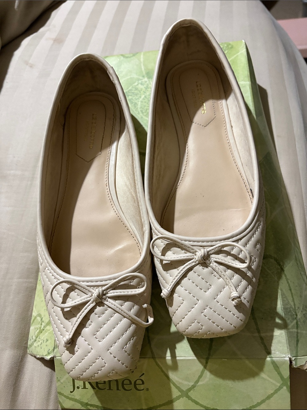 Liz Claiborne Cream Quilted Flats